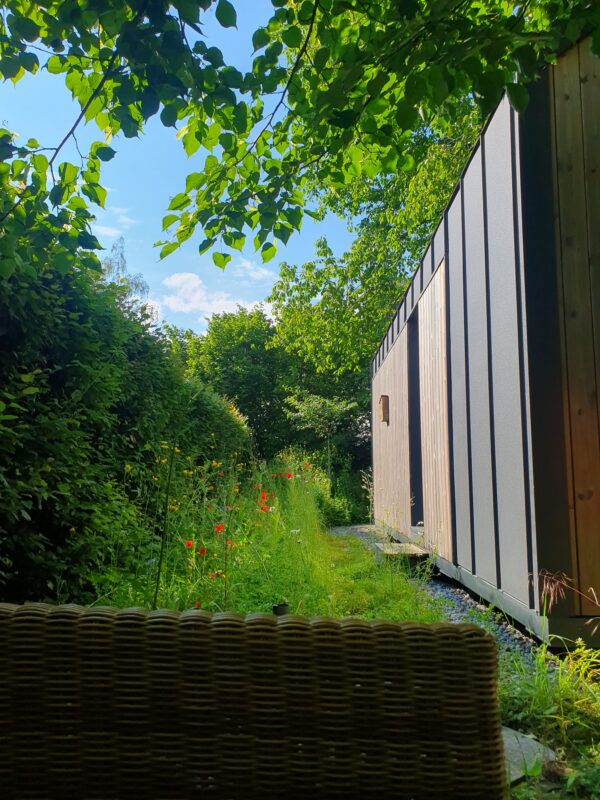 Camillo Henggeler Landschaftsgärtner Naturgärten Wohlen TinyHouse Holz Mohn